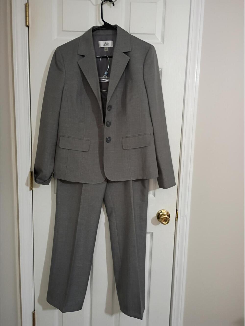 Le Suit Women's Gray Business Suit - Size 10